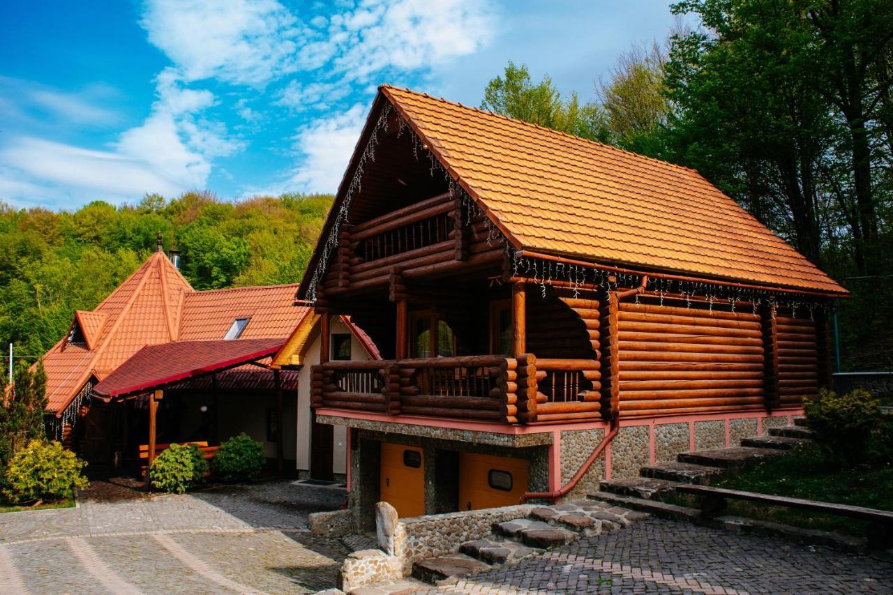 Hotel Toursit Complex Polyana Kvasova Esterno foto